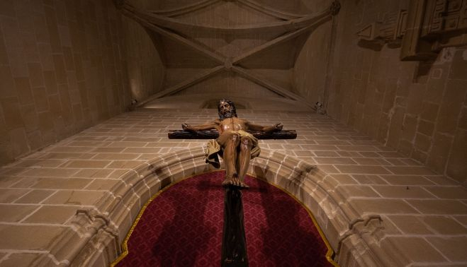 El crucificado de Santiago ya en su altar.     MANU GARCÍA