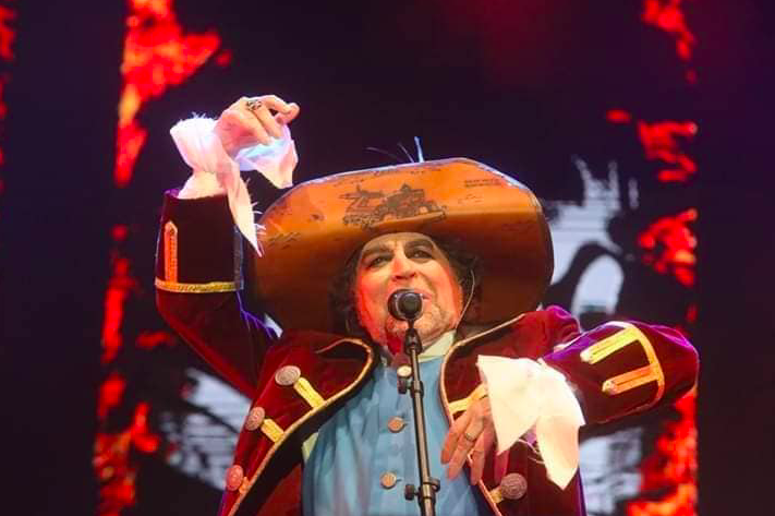 Joaquín Sabina durante el pregón del Carnaval. FOTO: SABINA Y ALGO MÁS. 