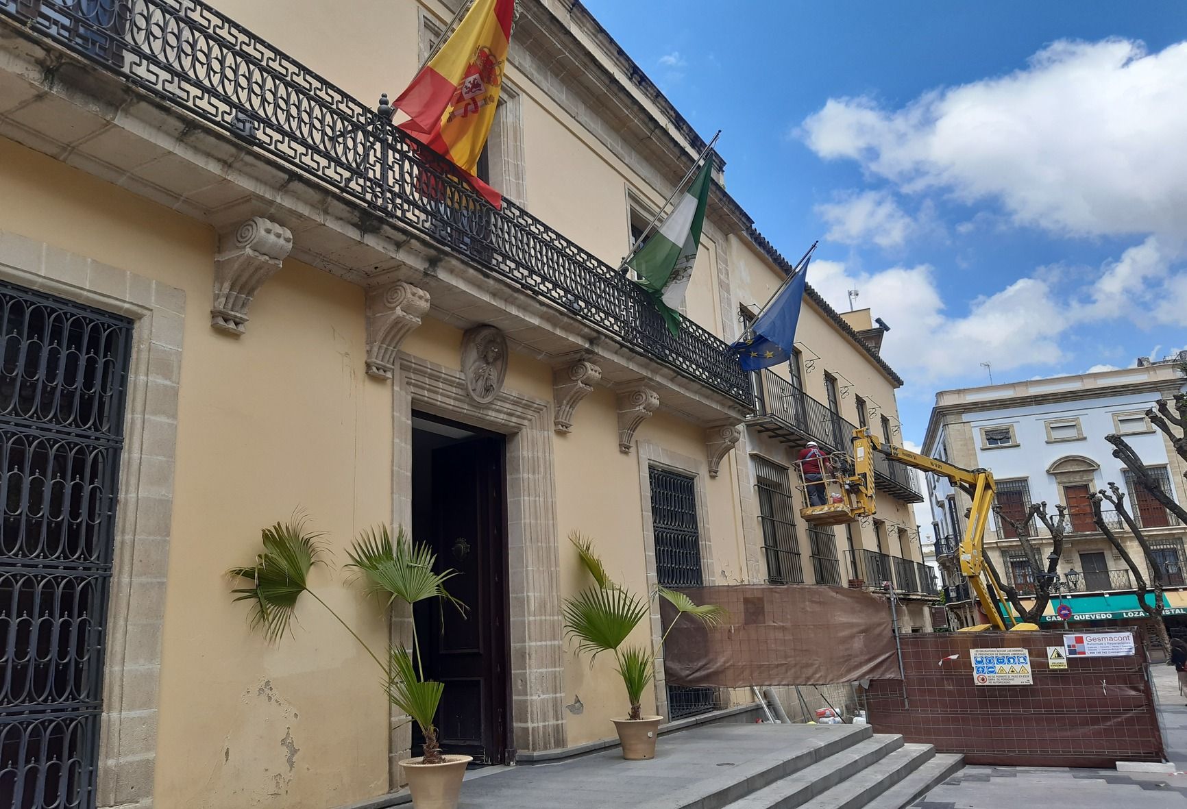 Comienzan las obras de mejora y acondicionamiento en la fachada del Ayuntamiento jerezano ubicada en calle Consistorio.