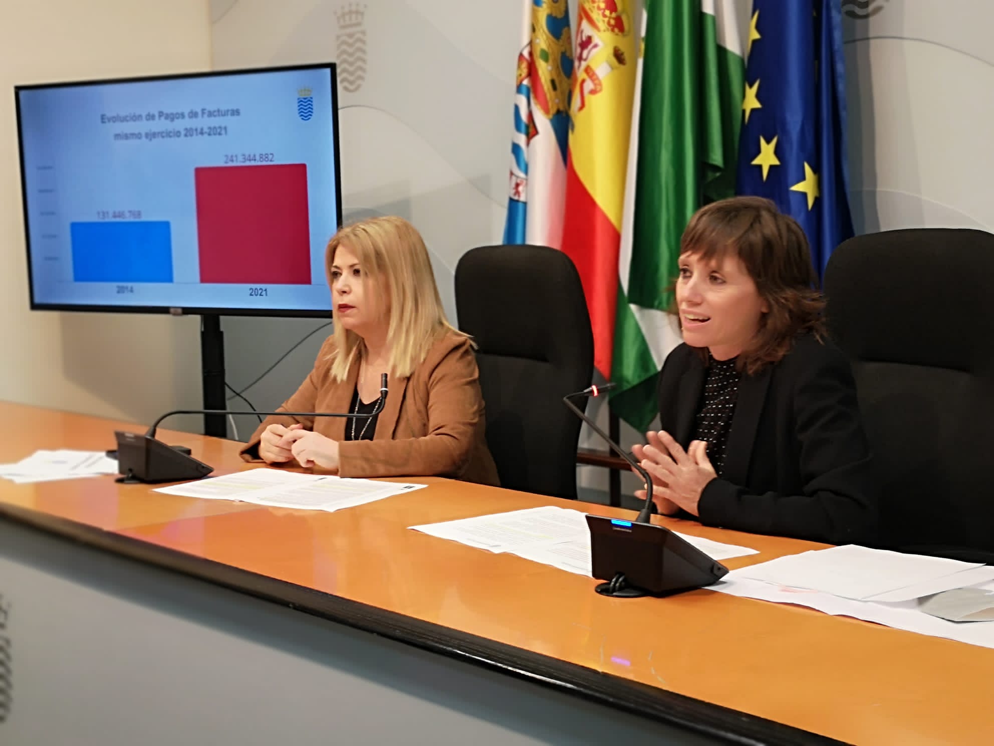 La alcaldesa y Laura Álvarez, en rueda de prensa, este martes en el Ayuntamiento de Jerez.