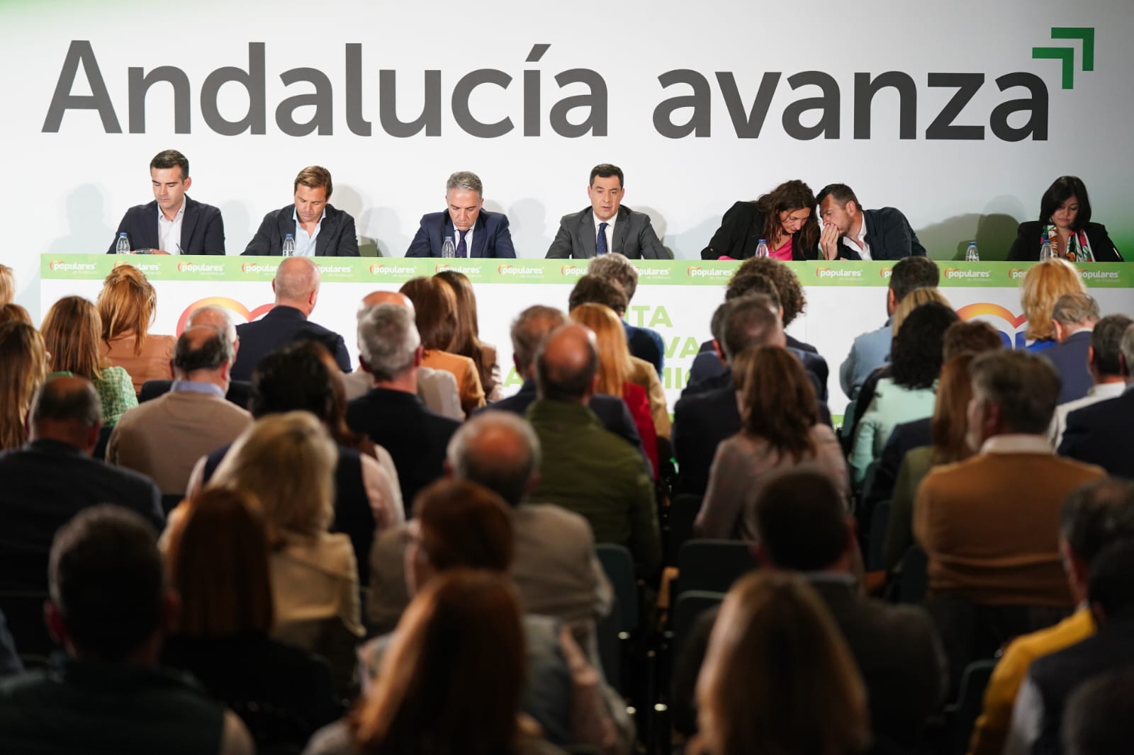 "Queremos una gran mayoría social, sin acuerdos innecesarios". Moreno Bonilla, en el centro de la presidencia, en la Junta Directiva Autonómica del PP-A, celebrada este martes.