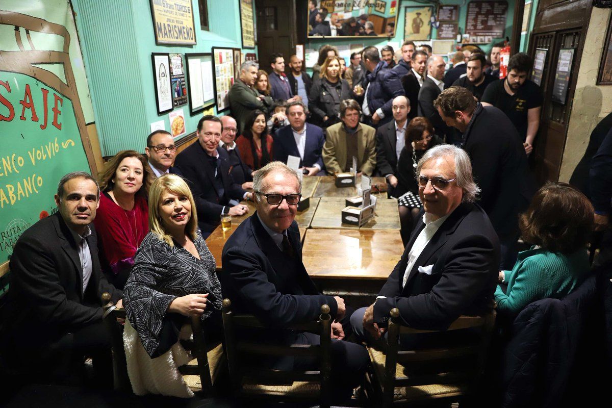 Guirao junto a la alcaldesa, Camas y otros miembros del Ayuntamiento y Subdelegación del Gobierno, el pasado sábado en el tabanco El Pasaje. FOTO: AYTO DE JEREZ