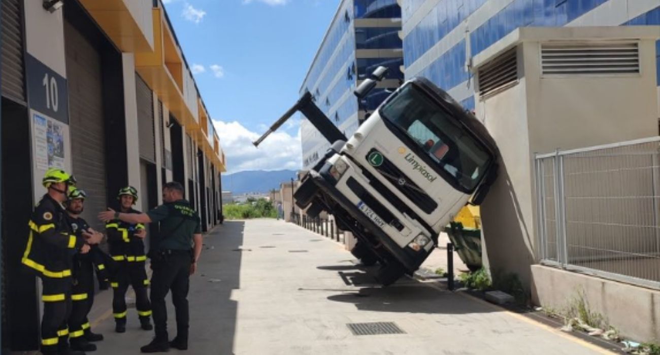 Así ha quedado el camión tras volcar en un hospital de Los Barrios.