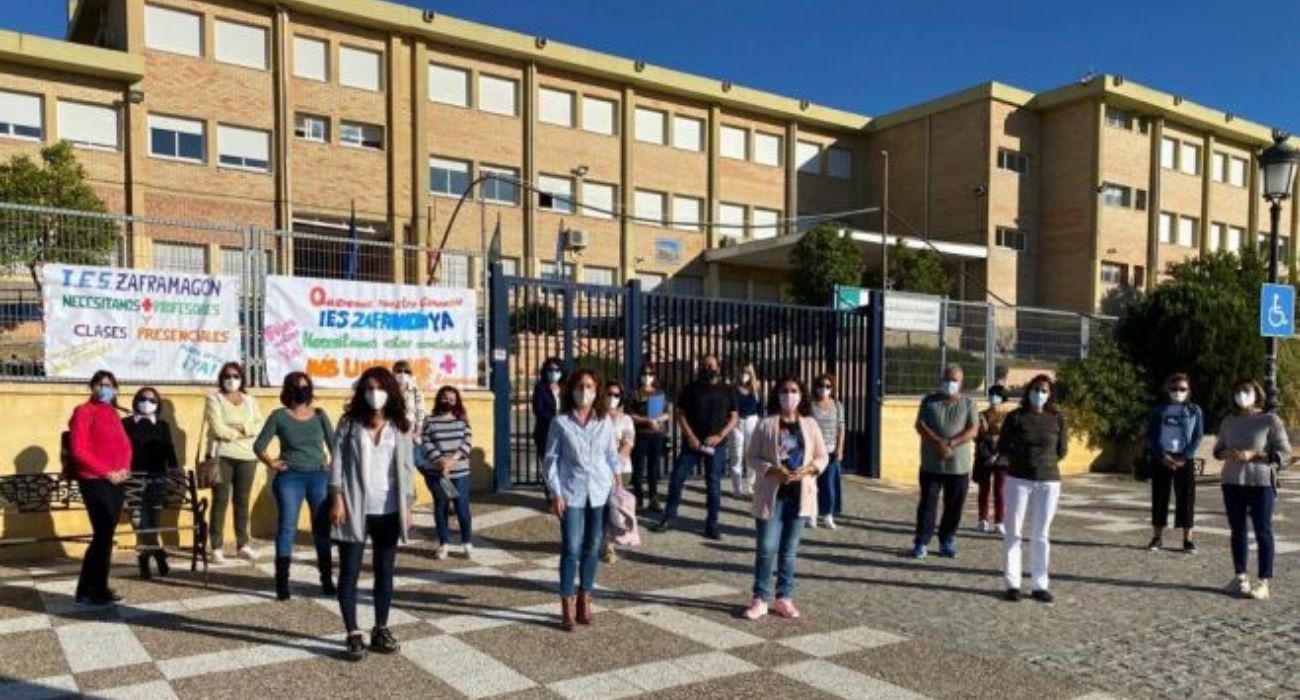 Una manifestación de madres y padres denunciando la situación de abandono de un instituto de Olvera.