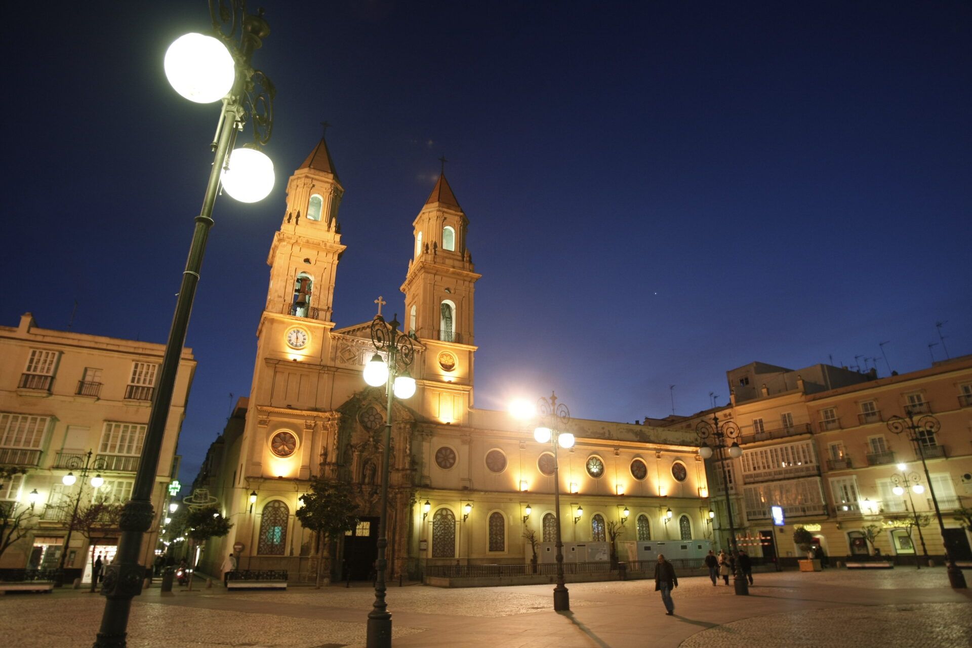 La plaza de San Antonio en Cádiz, de noche, servirá de escenario para esta nueva fiesta veraniega.
