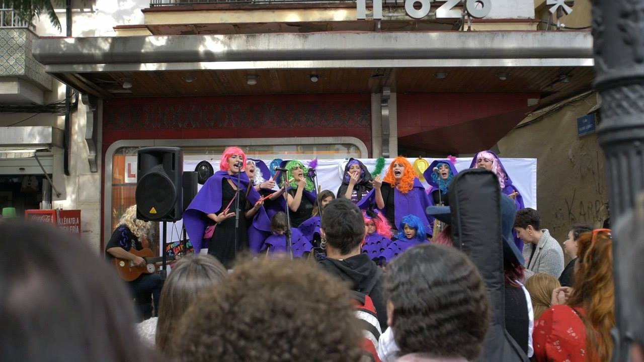 La chirigota Las brujas morás, durante el Carnaval Feminista de Jerez. FOTO: GANEMOS JEREZ.