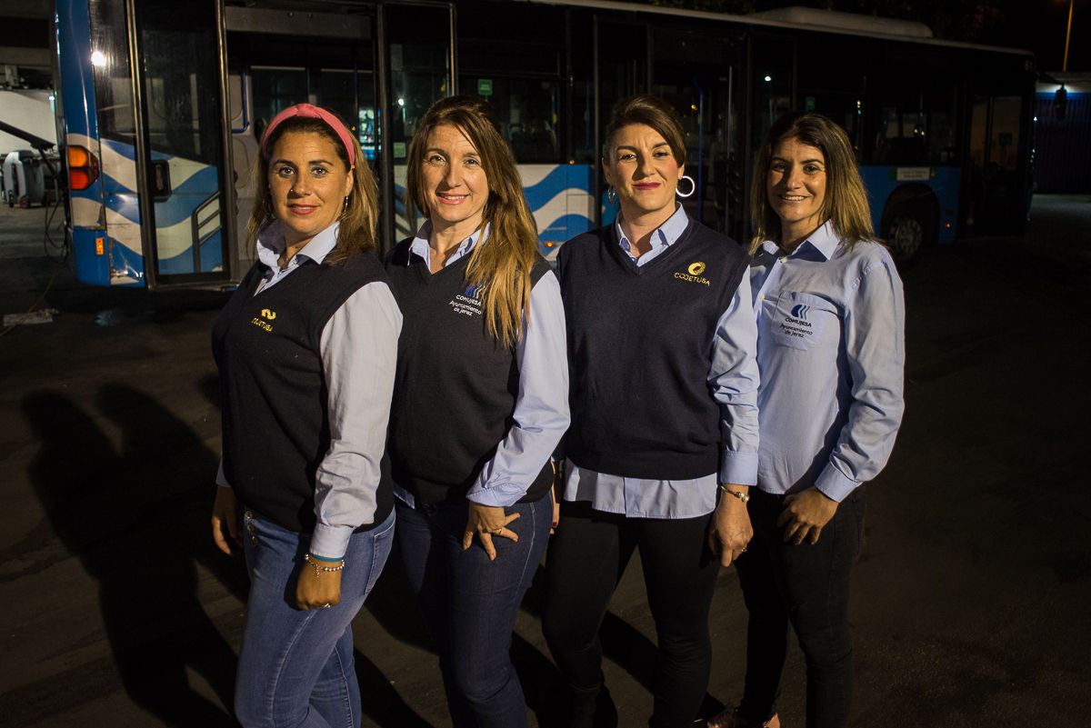 De izquierda a derecha: Isabel, Luisa, Pepi y Rocío Soto, frente a un autobús urbano de Comujesa. FOTO: MANU GARCÍA.