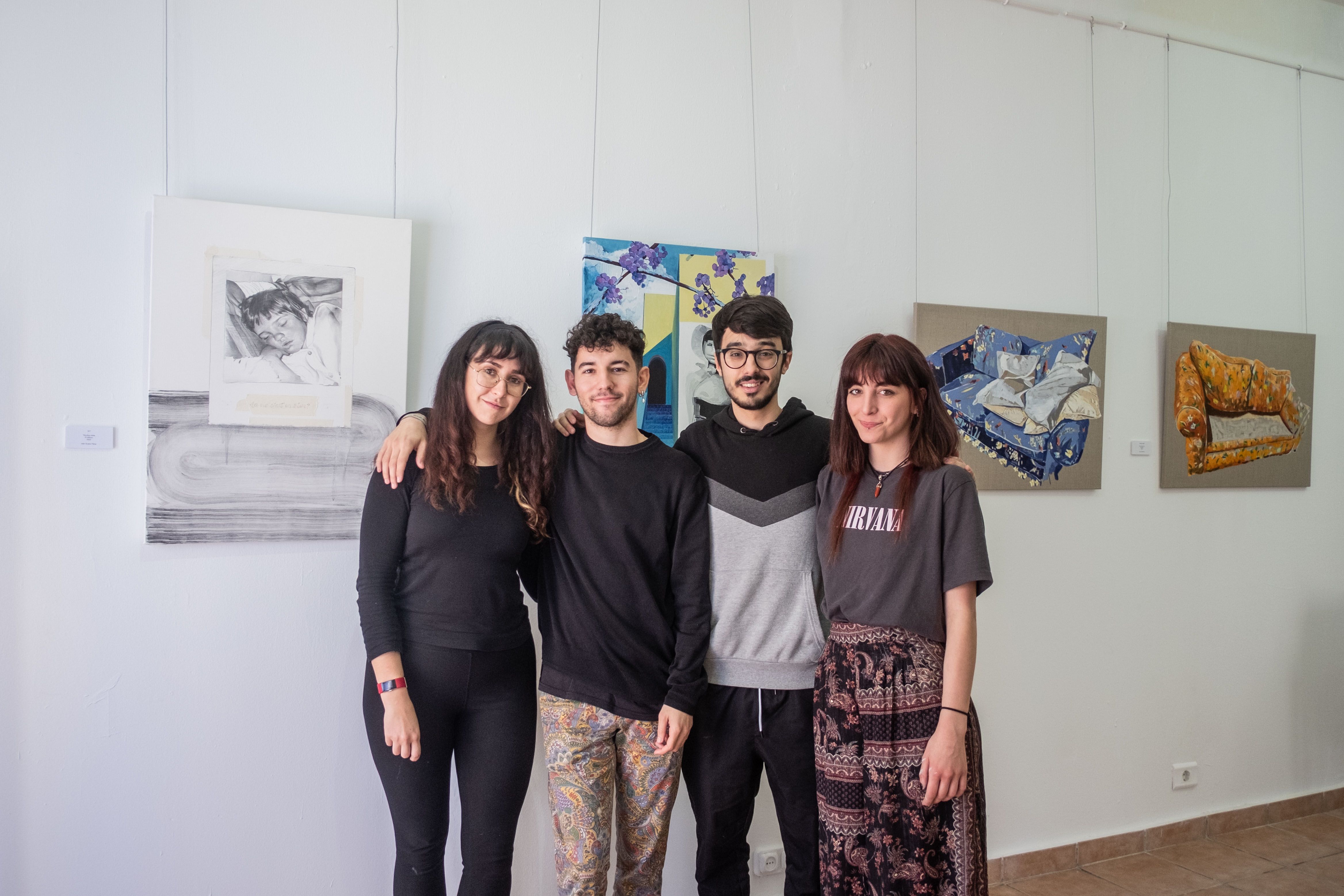 El grupo de jóvenes artistas que ha cambiado las redes sociales por la pintura y la fotografía. En la imagen, los integrantes de la muestra en Sala Tragaluz.