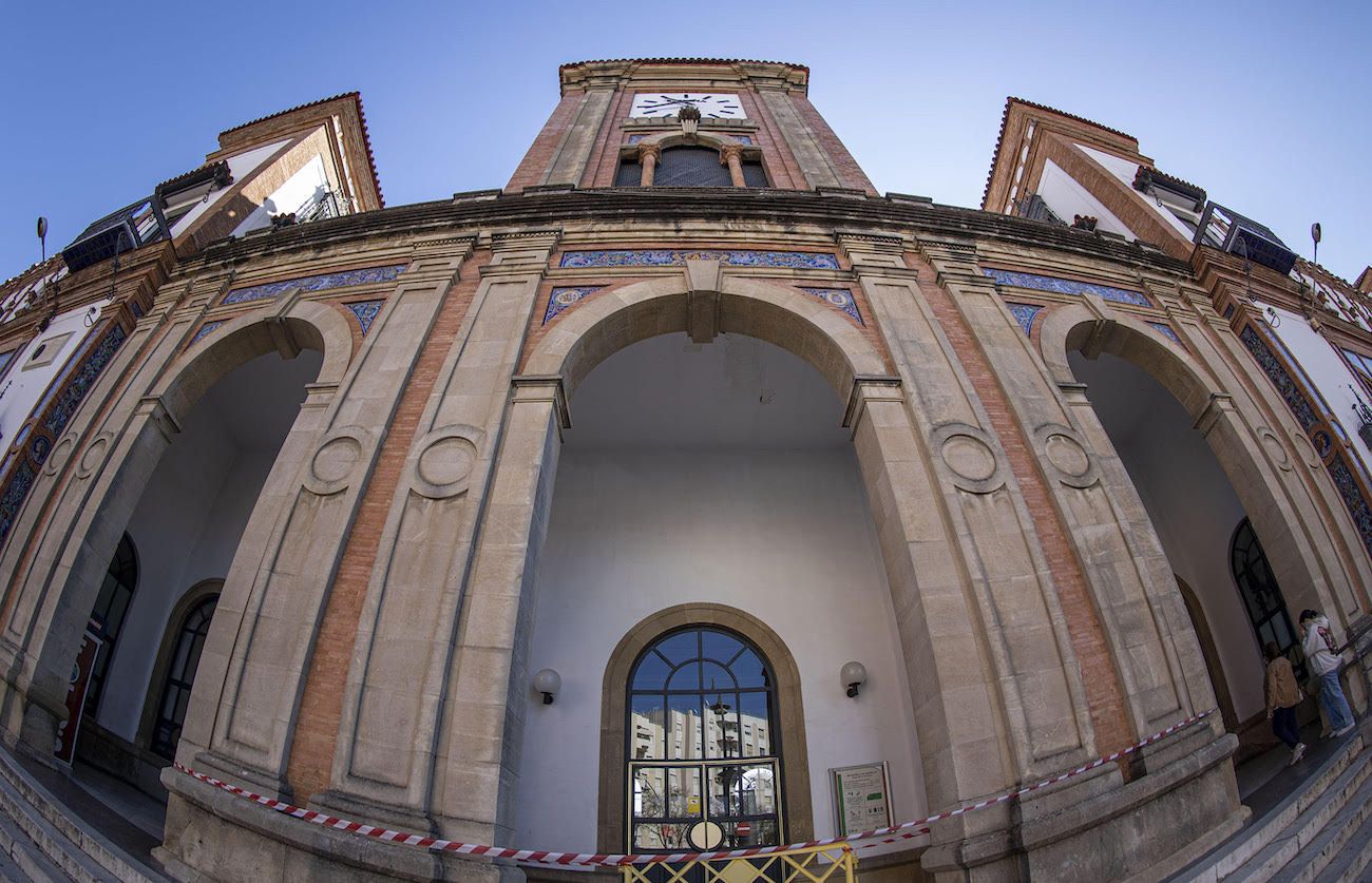 La fachada de la estación de tren de Jerez.