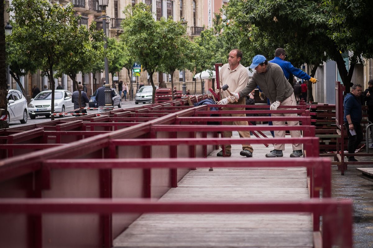 Montaje de los palcos en Jerez por parte de operarios municipales.