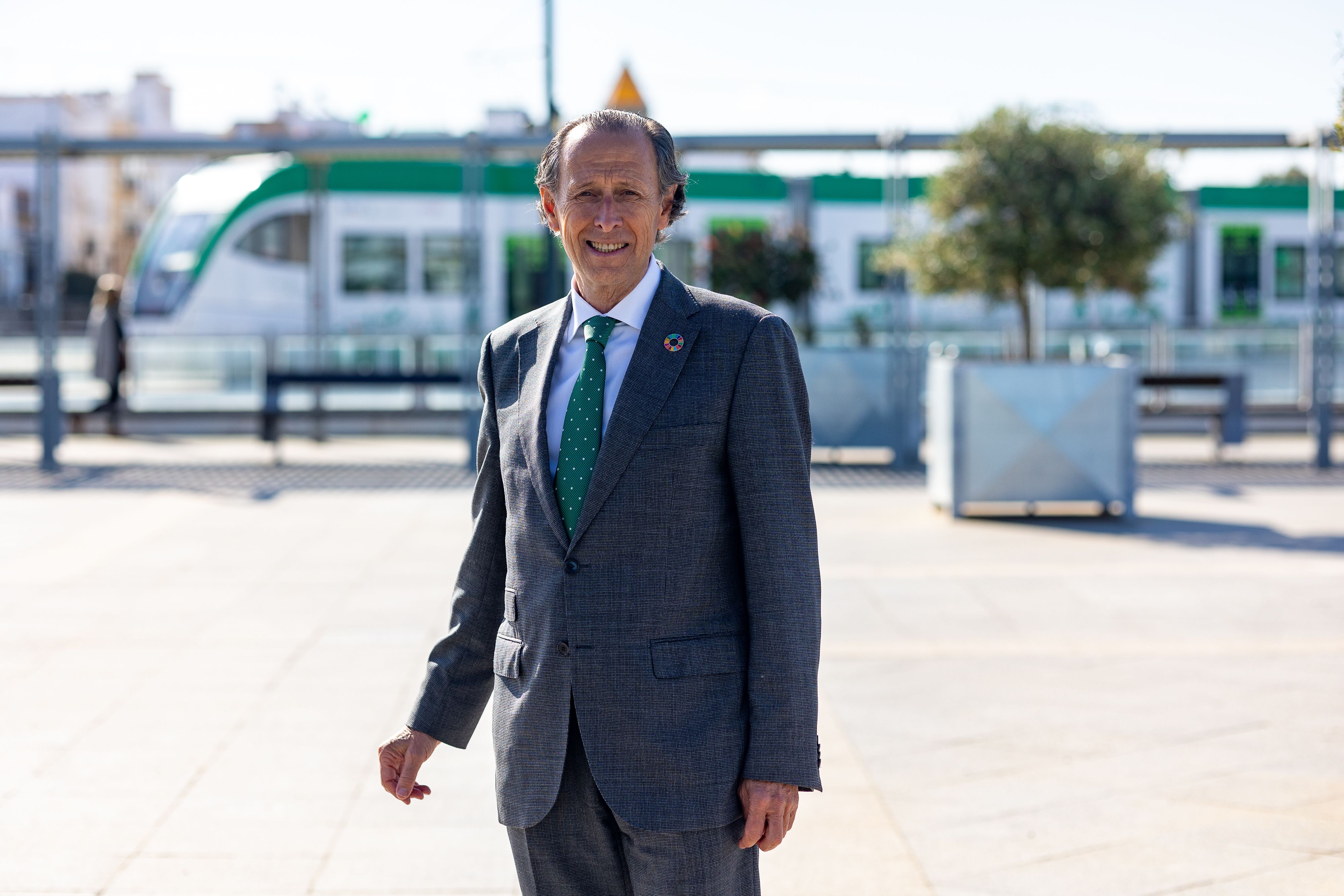 José María Román, alcalde de Chiclana, tras la entrevista con lavozdelsur.es y con el tranvía de la Bahía de Cádiz circulando en pruebas.