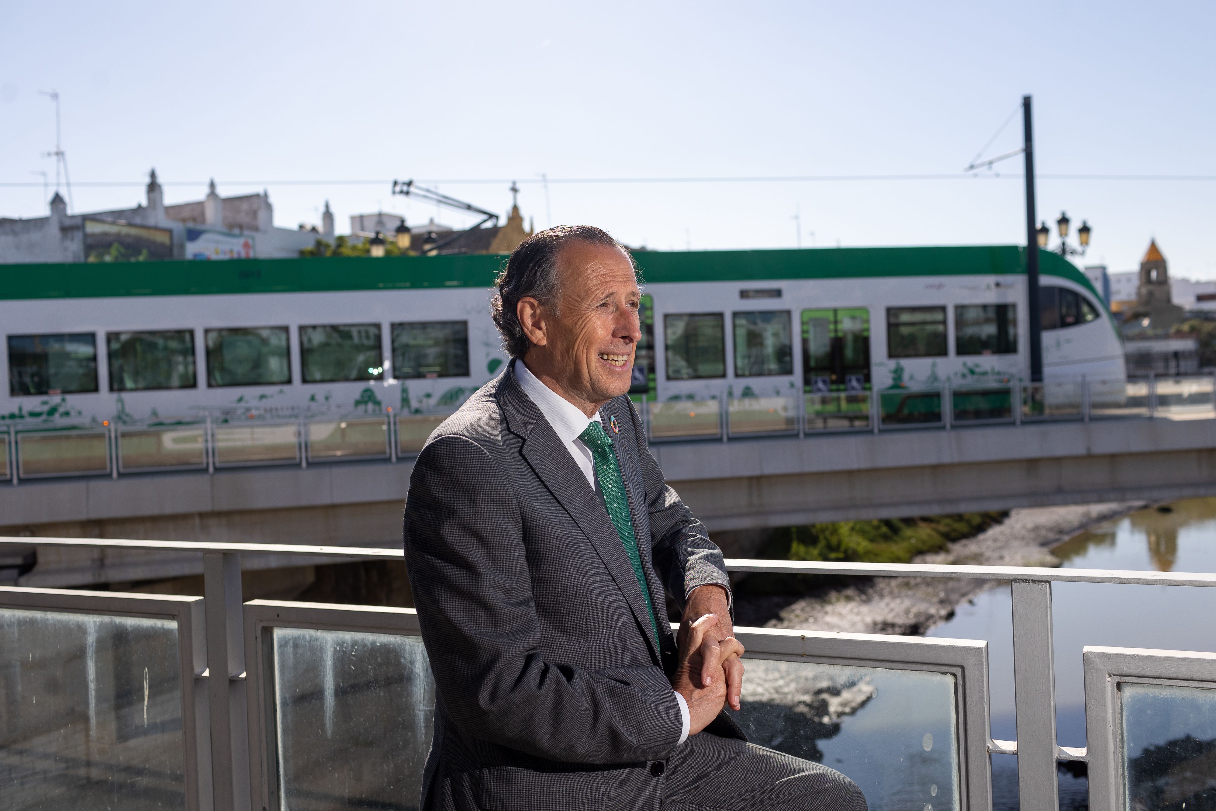 José María Román, alcalde de Chiclana, en una imagen de archivo, con el Trambahía al fondo.