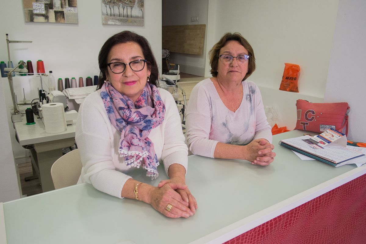 Paqui (izq.) y Mari Ocaña en el mostrador de su tienda Nina. FOTO: MANU GARCÍA