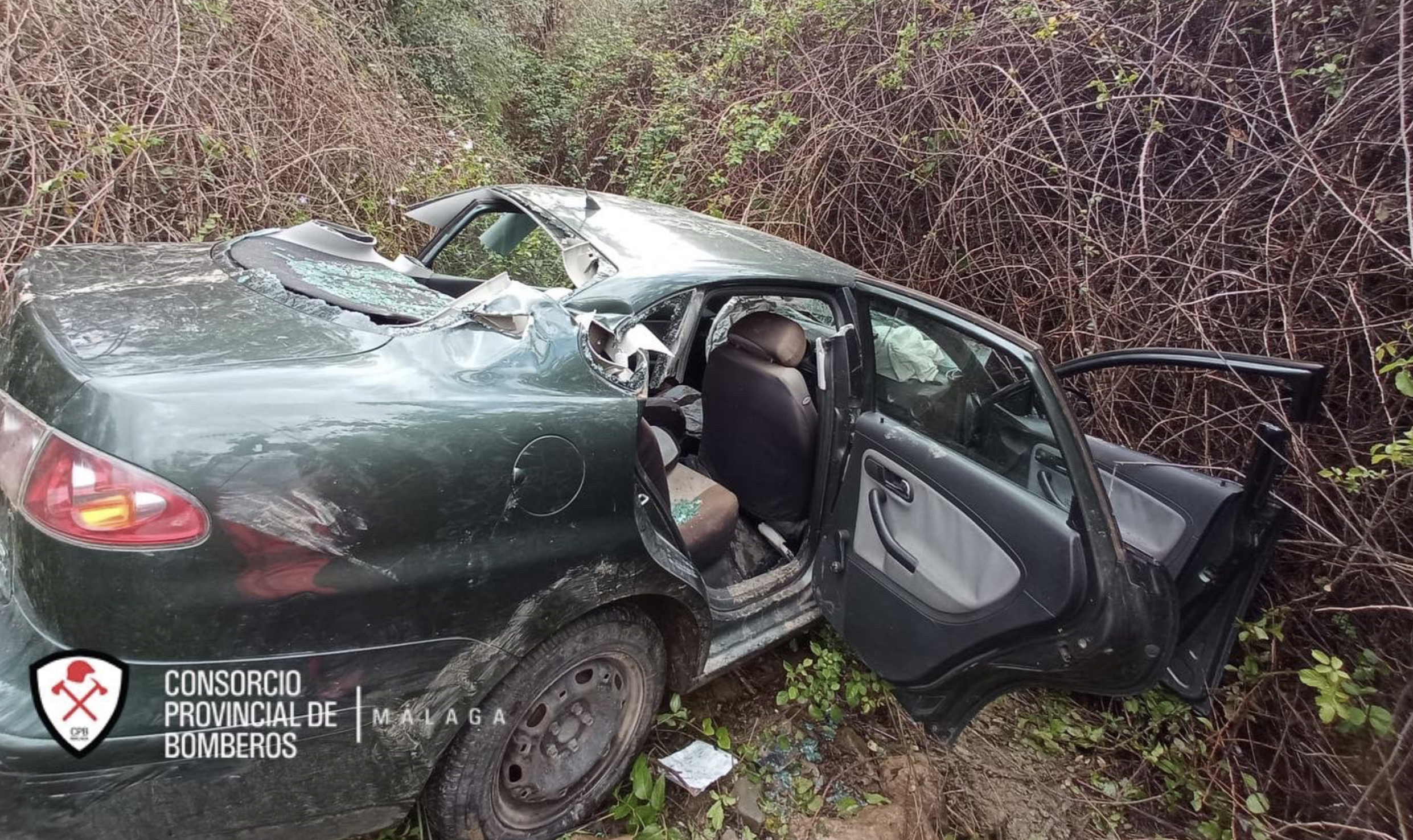 Una mujer queda atrapada en el coche tras salirse de la carretera en Casabermeja, Málaga.