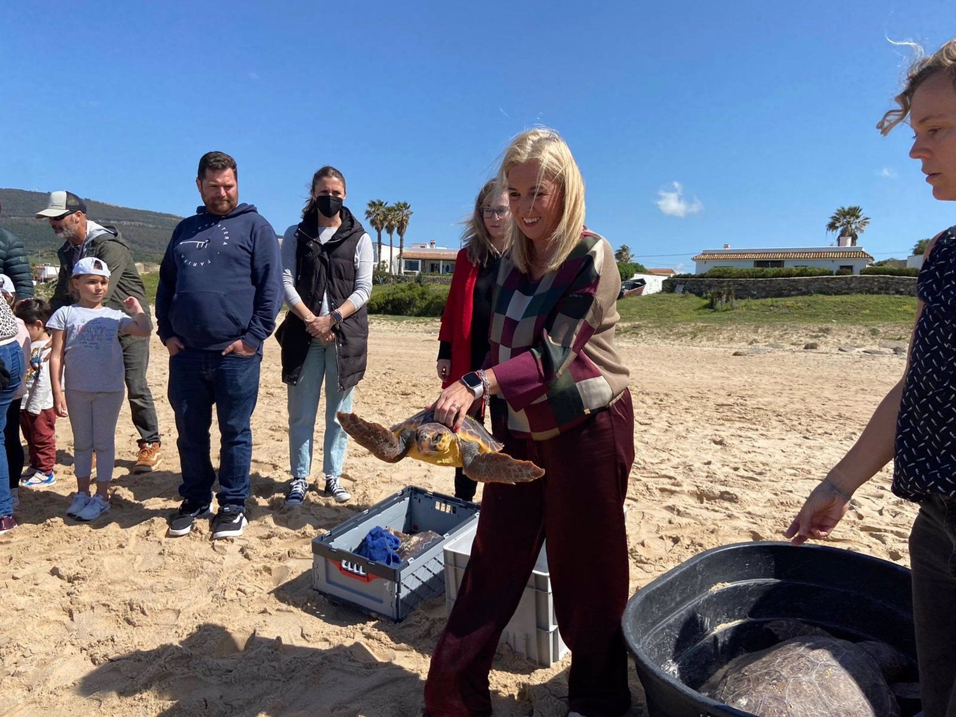 Los pescadores de Sanlúcar, todo un ejemplo en la labor de rescate de tortugas bobas