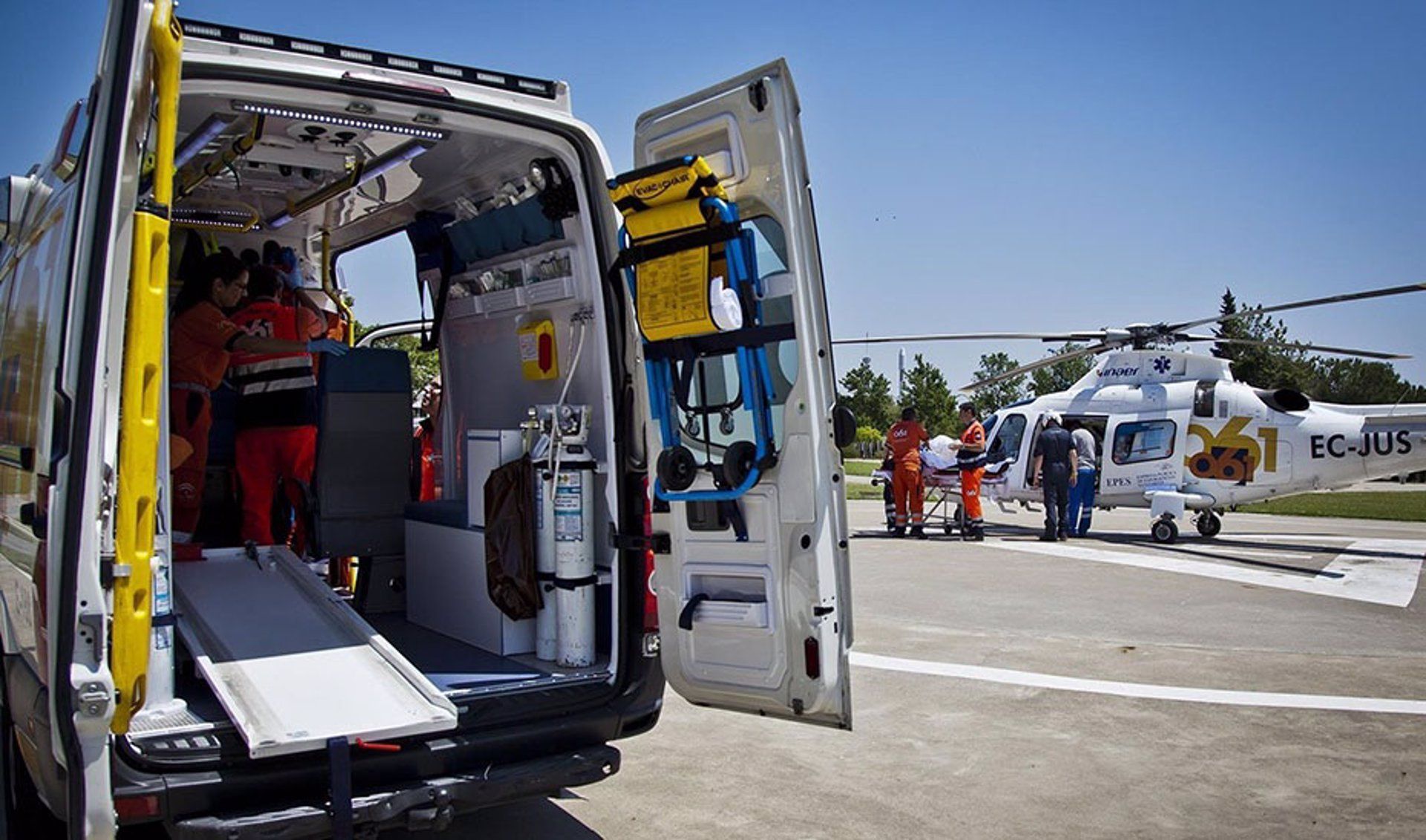 La ambulancia en una foto de archivo. Muere un hombre tras volcar su coche en una zona de cultivo de olivares en Málaga