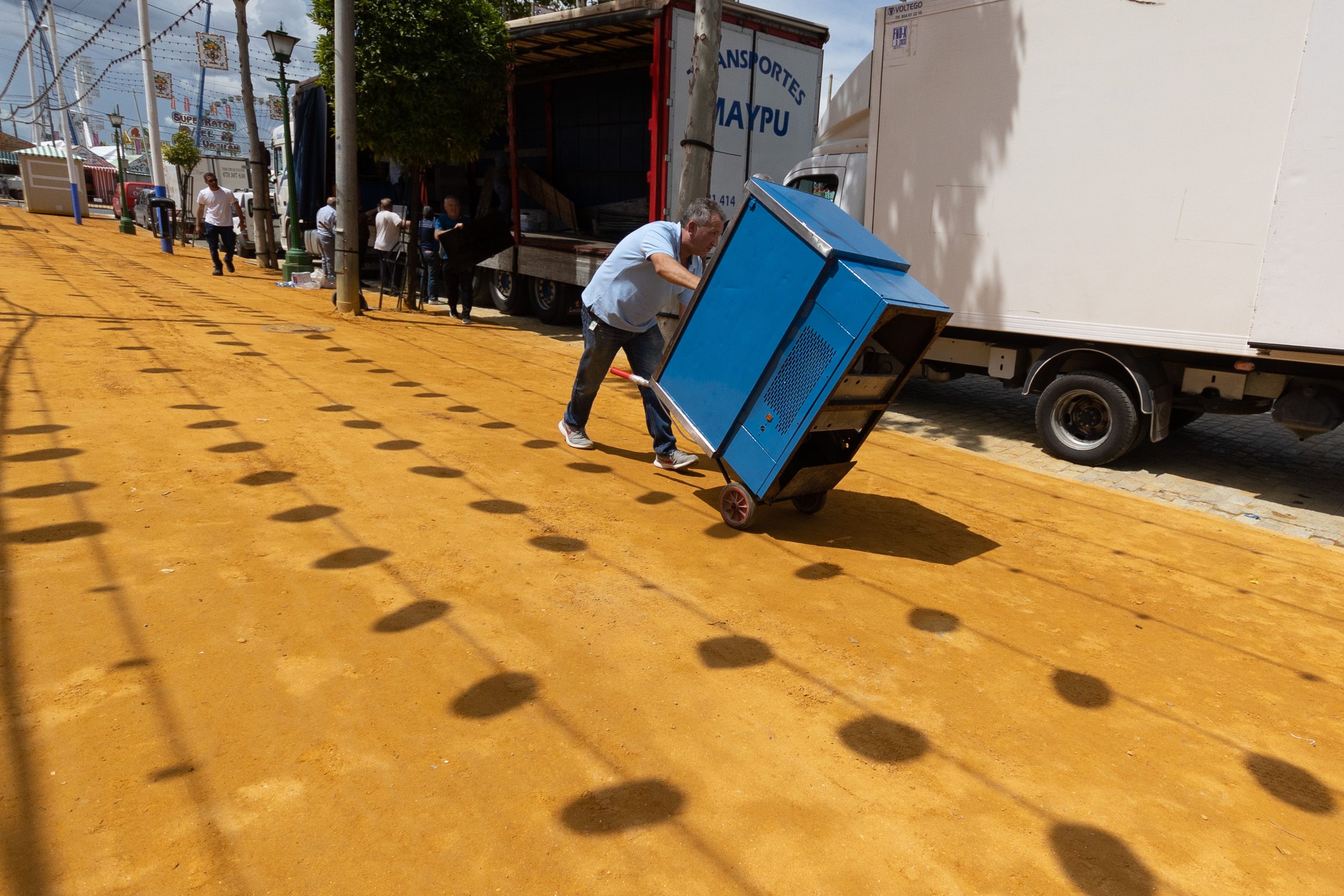 Un trabajador en la Feria de Sevilla, semanas atrás. Mayo es el mes récord en afiliación a la S.S. de Andalucía.