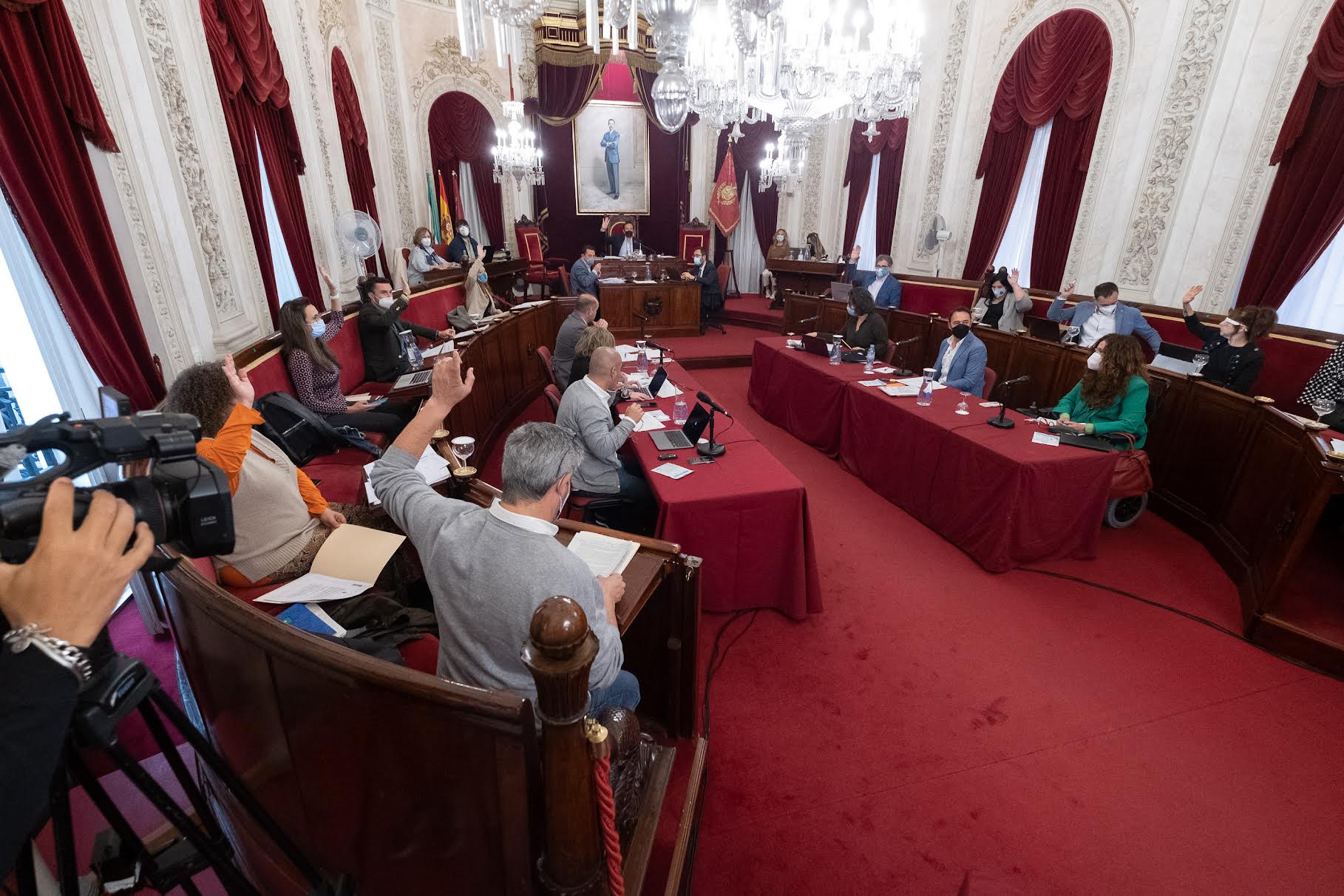 Votación de la sesión plenaria del Ayuntamiento de Cádiz.