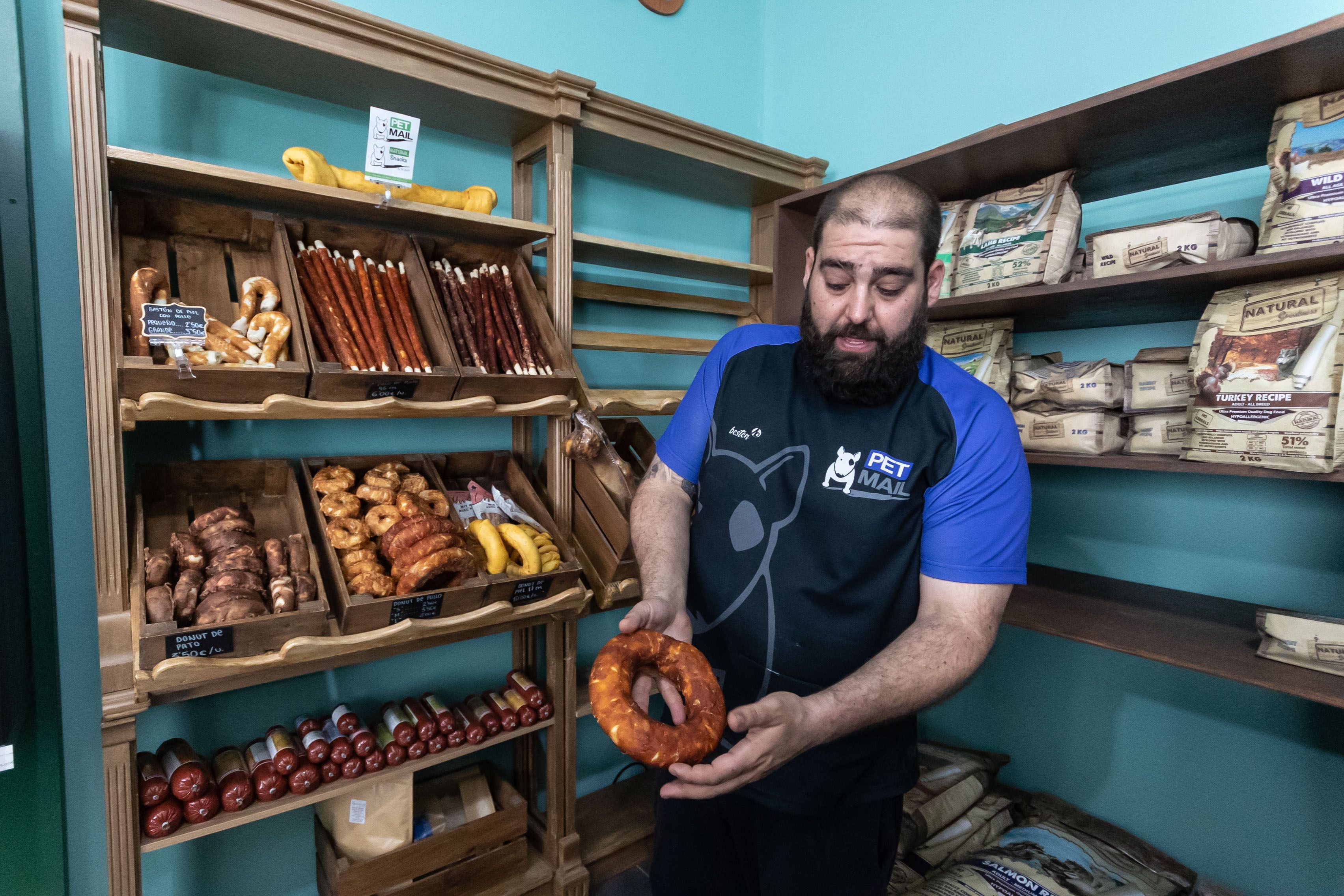 Gonzalo muestra los distintos 'snacks' de Pet Mail.