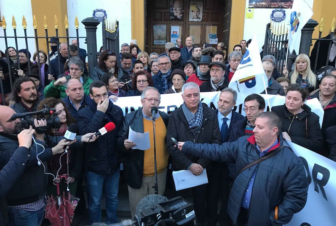 El escritor Juan José Téllez leyendo un manifiesto en una pasada manifestación en el Campo de Gibraltar. 