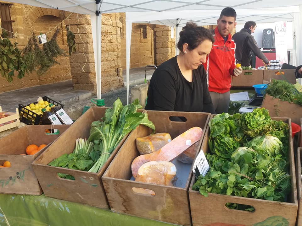 Un puesto de una pasada edición del Ecomercado en Cádiz. FOTO: RAC