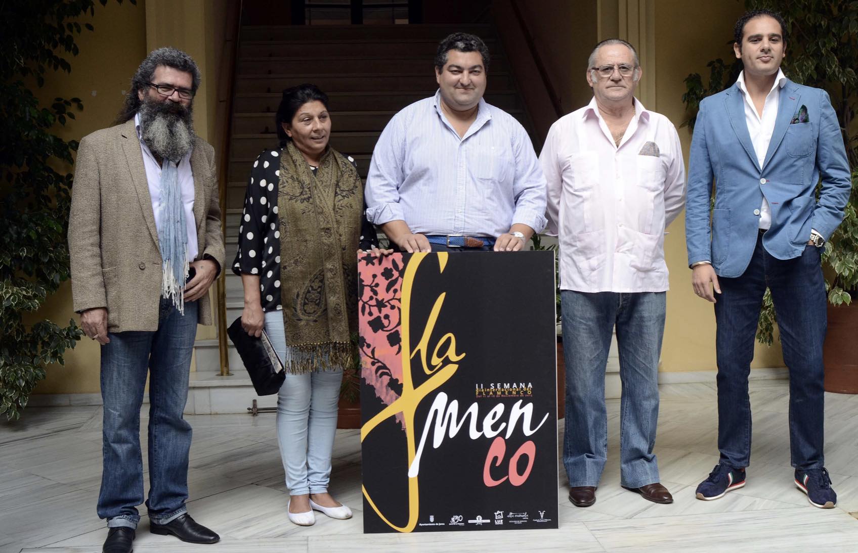 Montero, en el centro de la imagen, después de una presentación durante su etapa como delegado del PP en Jerez. FOTO: CARLOS SANTOS