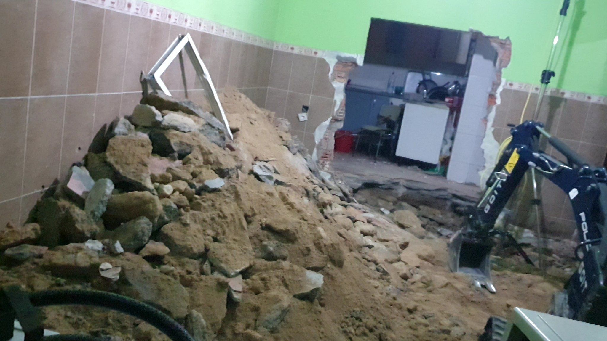 Excavaciones en la casa de Melilla para hallar restos humanos, en una imagen difundida por Tele Melilla.