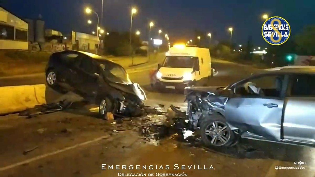 Estado en el que han quedado los dos vehículos, tras el accidente en la Ronda Urbana Norte de Sevilla.