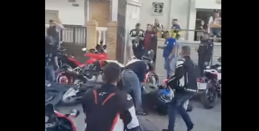 Choque de motos en Chipiona, este fin de semana de 'motorada', en una imagen de un vídeo difundido por 'Chipiona Actualidad'.