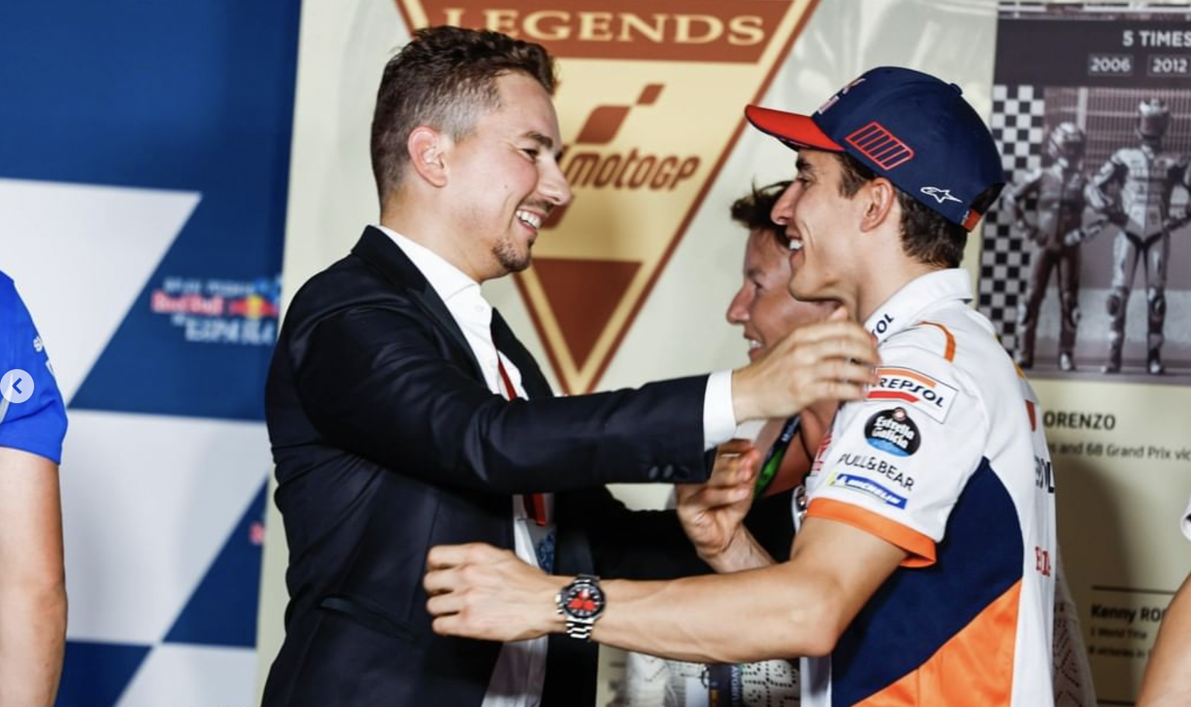 Lorenzo saluda a Márquez, este sábado en el Circuito de Jerez.