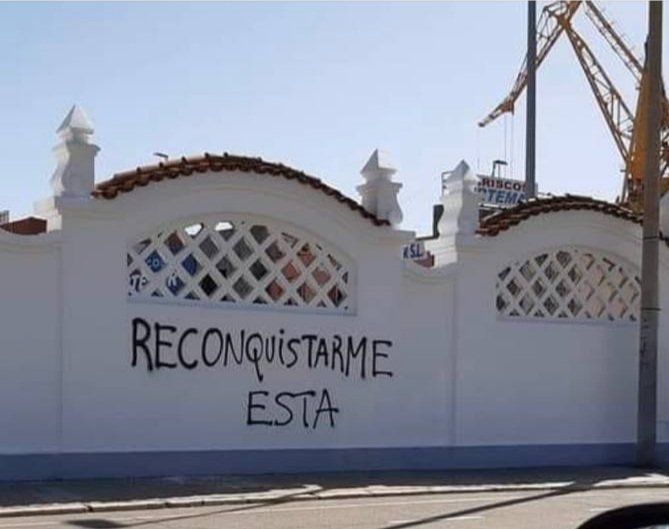Pintada en la avenida de los Astilleros, en alusión al lema de la marcha de Vox este 1 de mayo en Cádiz.