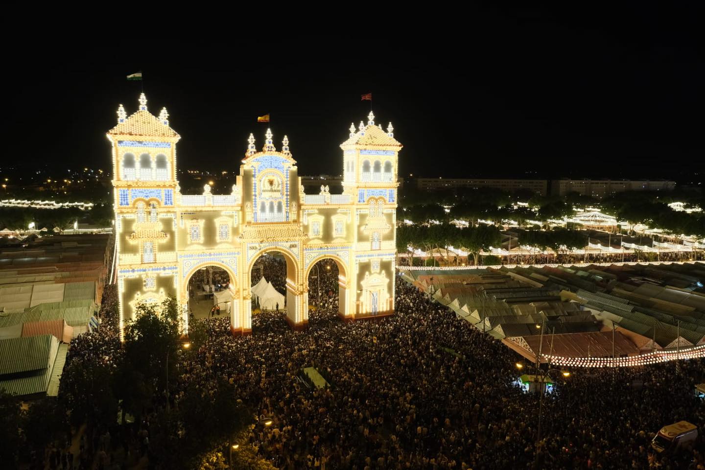 Vista aérea del real de Los Remedios, tras el encendido oficial del alumbrado, en una imagen del Ayuntamiento de Sevilla.