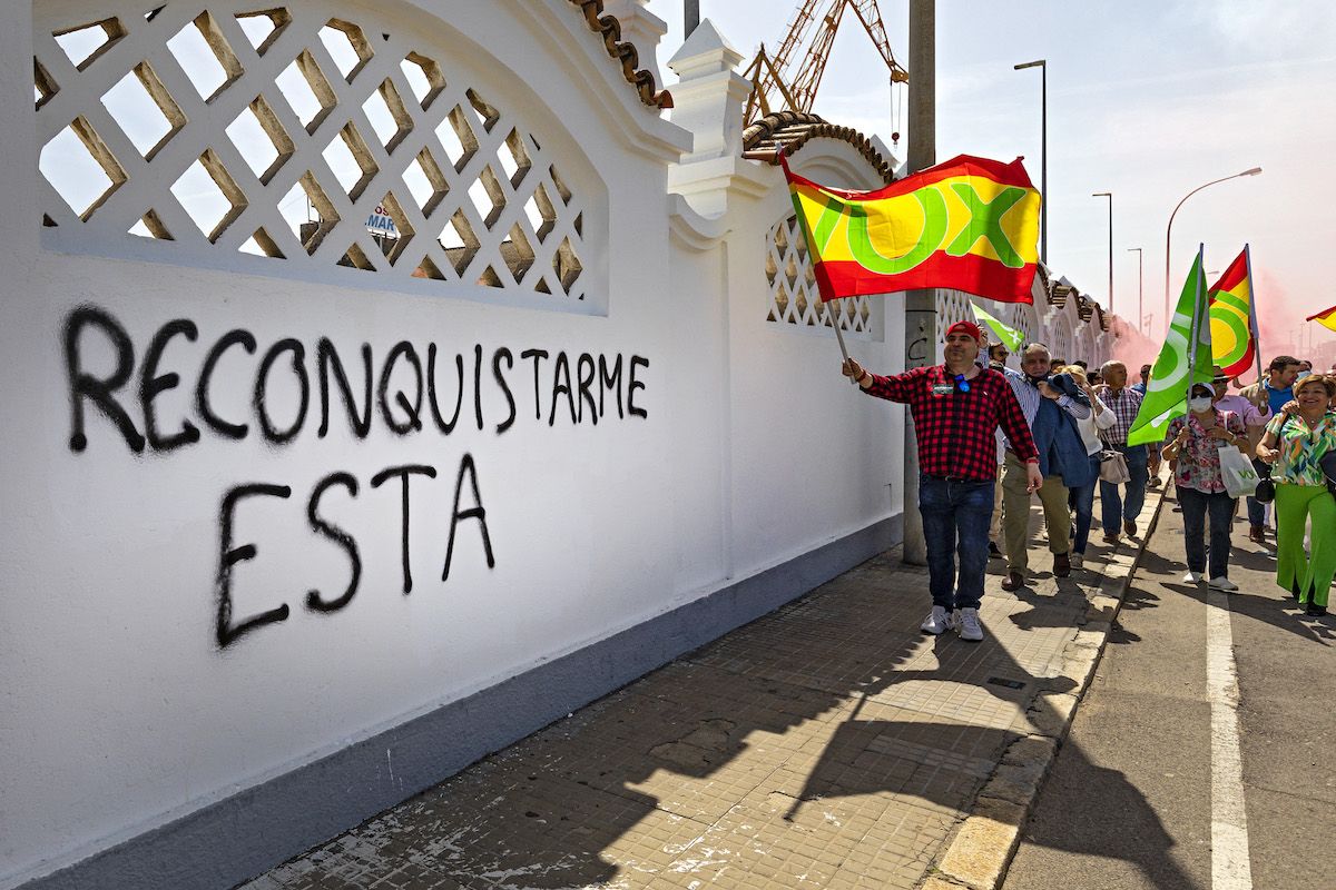 La cabecera de la manifestación de Vox, pasando por una pintada en Cádiz.