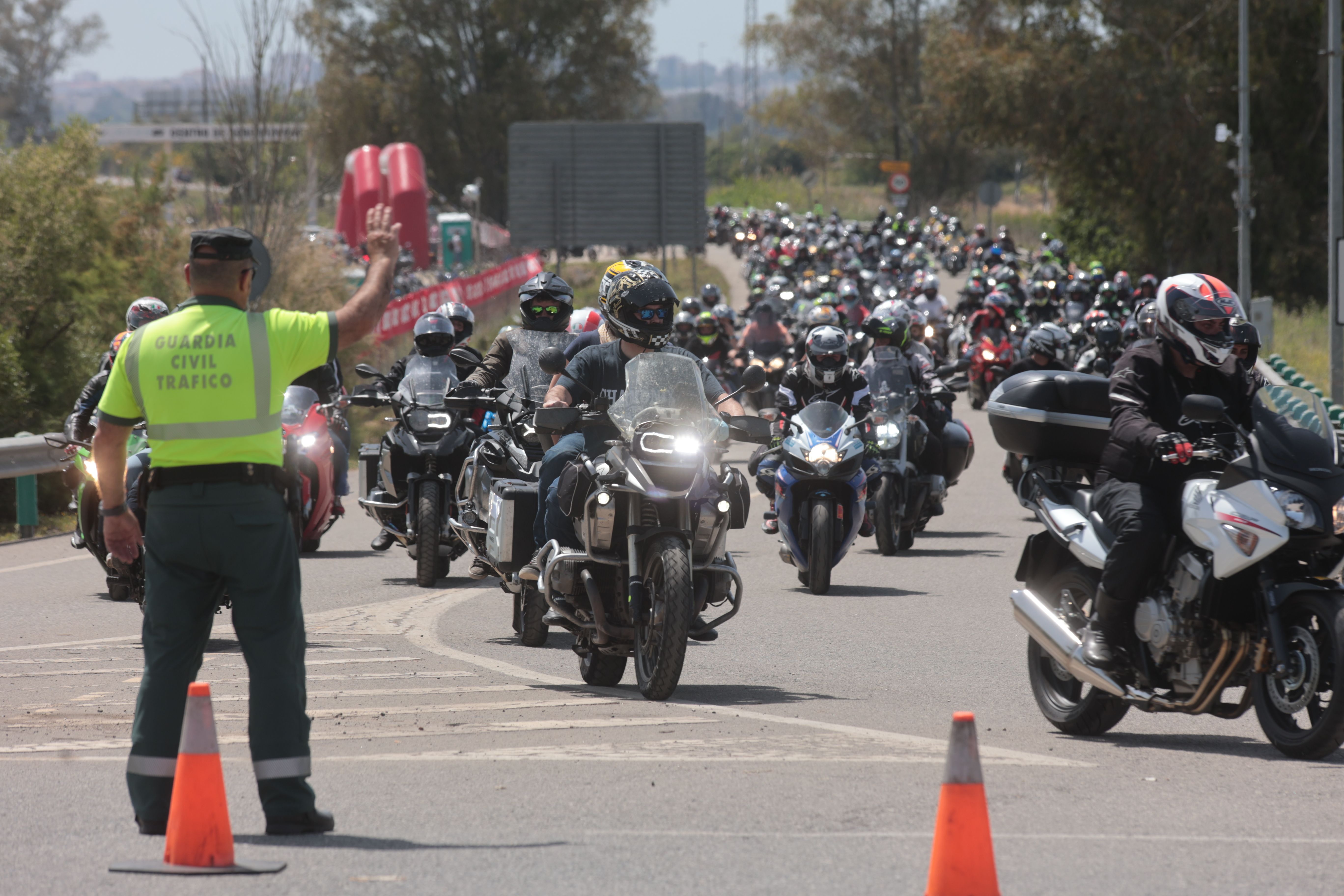 Agentes de la Guardia Civil regulan el acceso al Circuito de Jerez, este domingo.