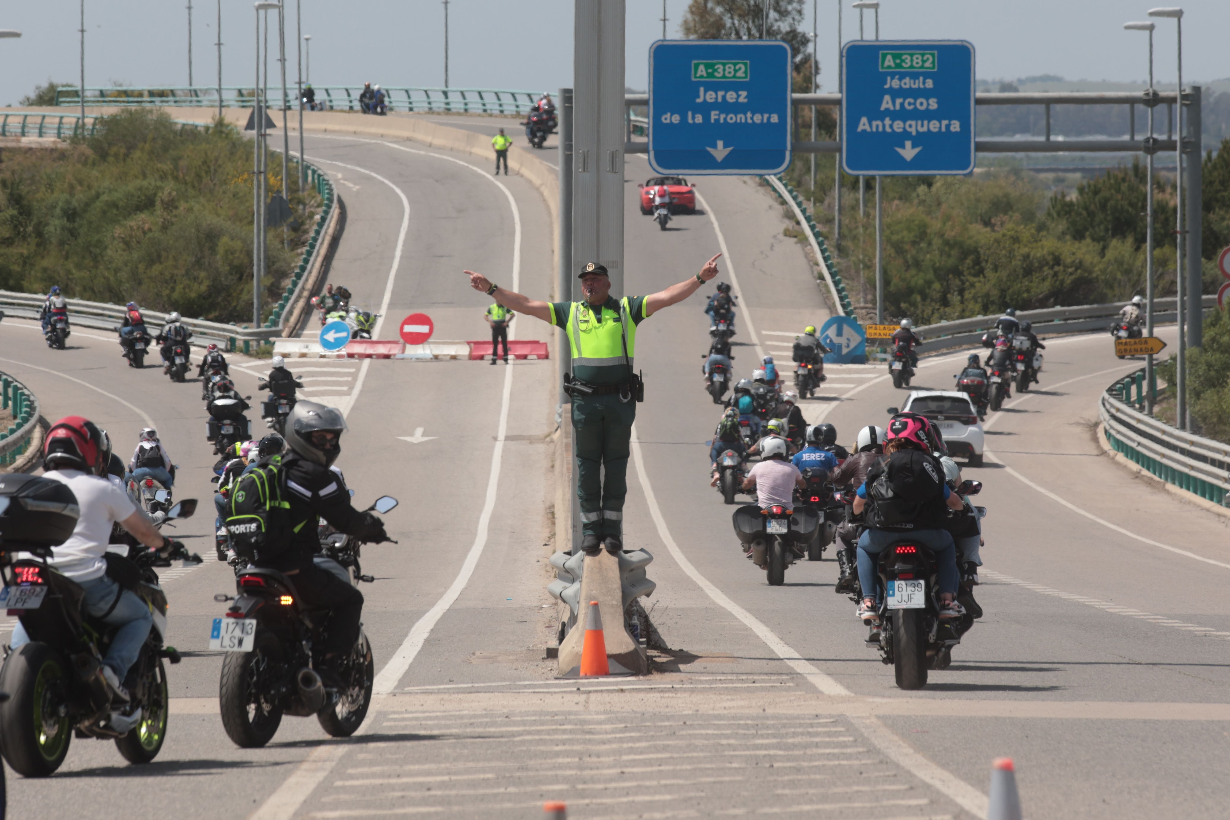 Un agente de la Guardia Civil regula el tráfico en el desalojo del Circuito de Jerez, este pasado domingo por la tarde.