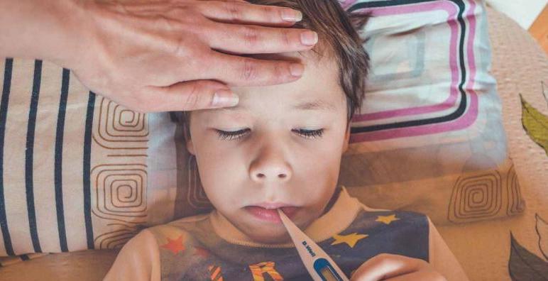 Un niño con hepatitis.