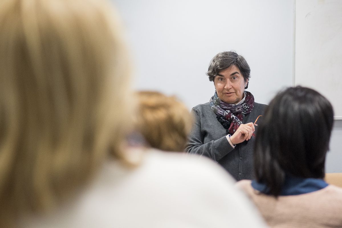 Charo Rizo durante un momento del encuentro organizado sobre feminización y pobreza en Jerez. FOTO: MANU GARCÍA.
