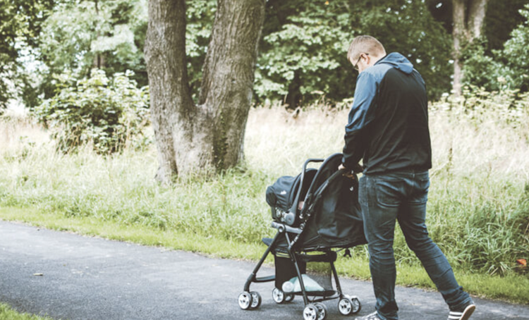 Un padre paseando con su hijo.