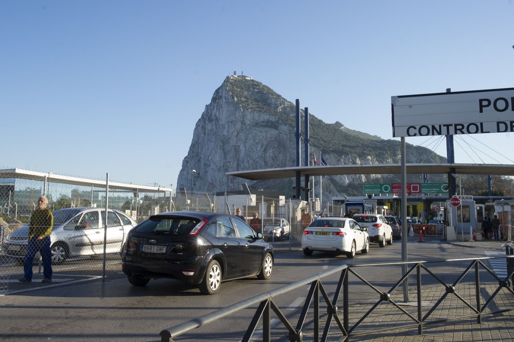 Coches atravesando el control de Gibraltar.