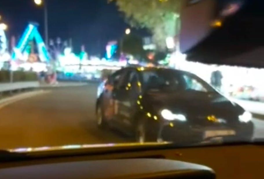 Un VTC, en sentido contrario por la zona restringida de la Feria de Sevilla.