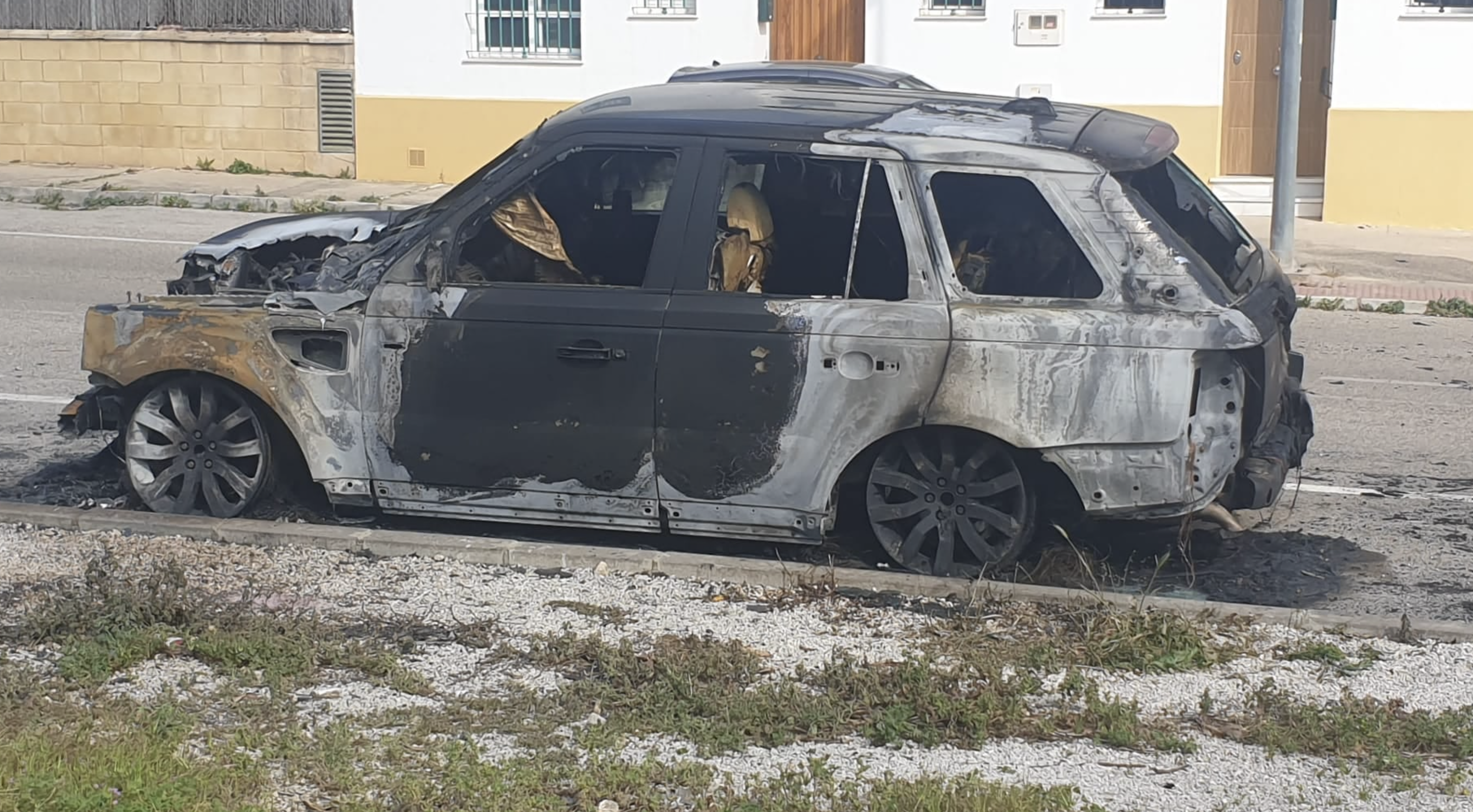 Uno de los coches quemados en la barriada de Los Frailes de El Puerto.