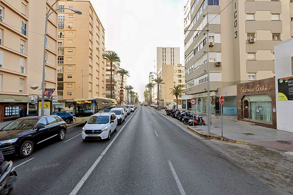 Imagen de una parada de autobús de la línea 1 en el barrio de La Laguna de Cádiz.
