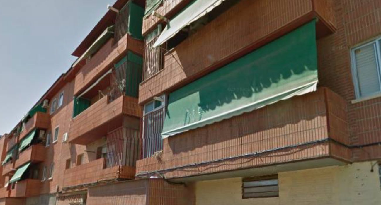 El inmueble donde un nieto ha convivido varios meses con el cadáver de su abuela.