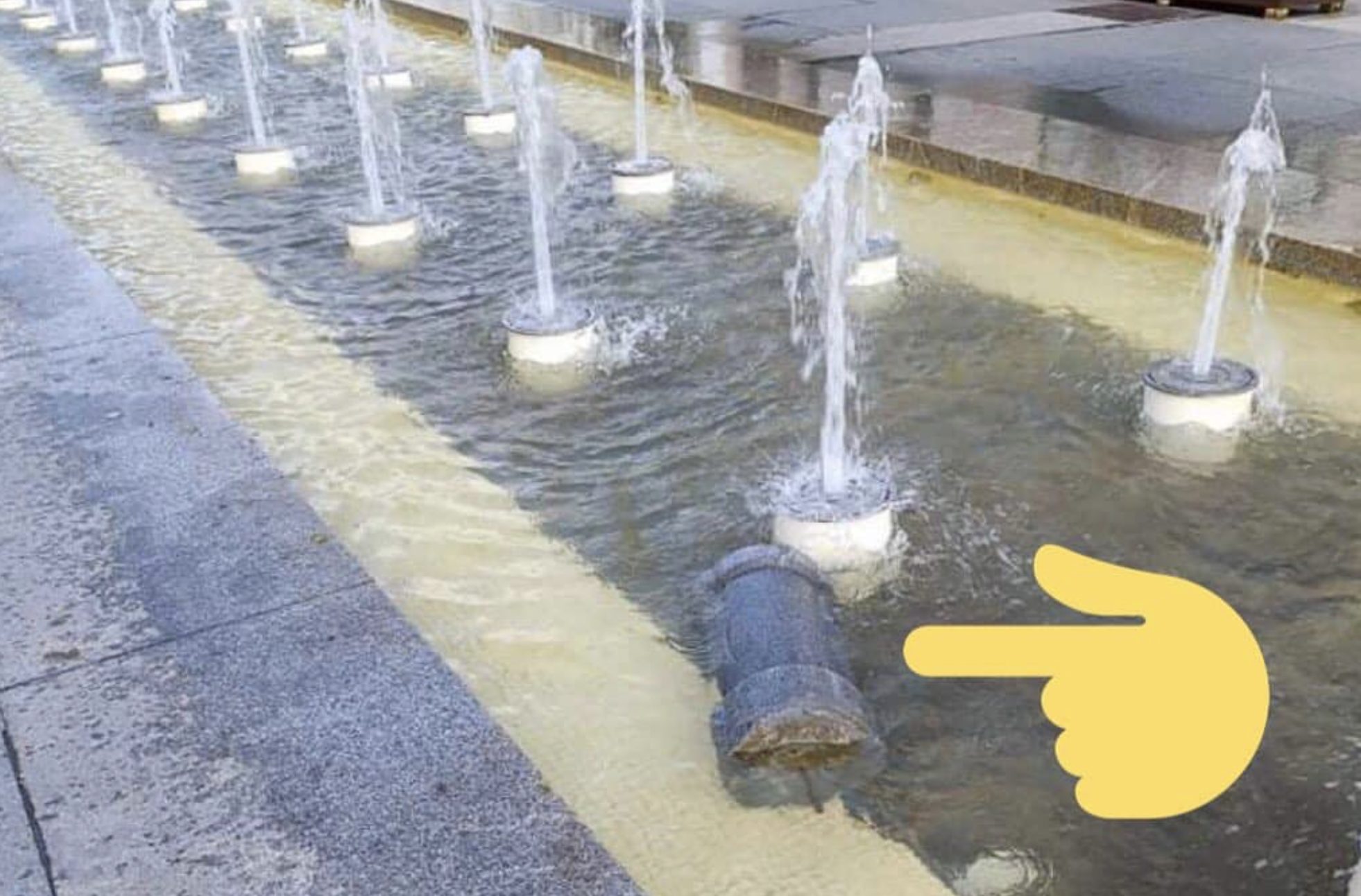 Arrancan un bolardo y lo arrojan a la fuente de una de las principales plazas de Cádiz.