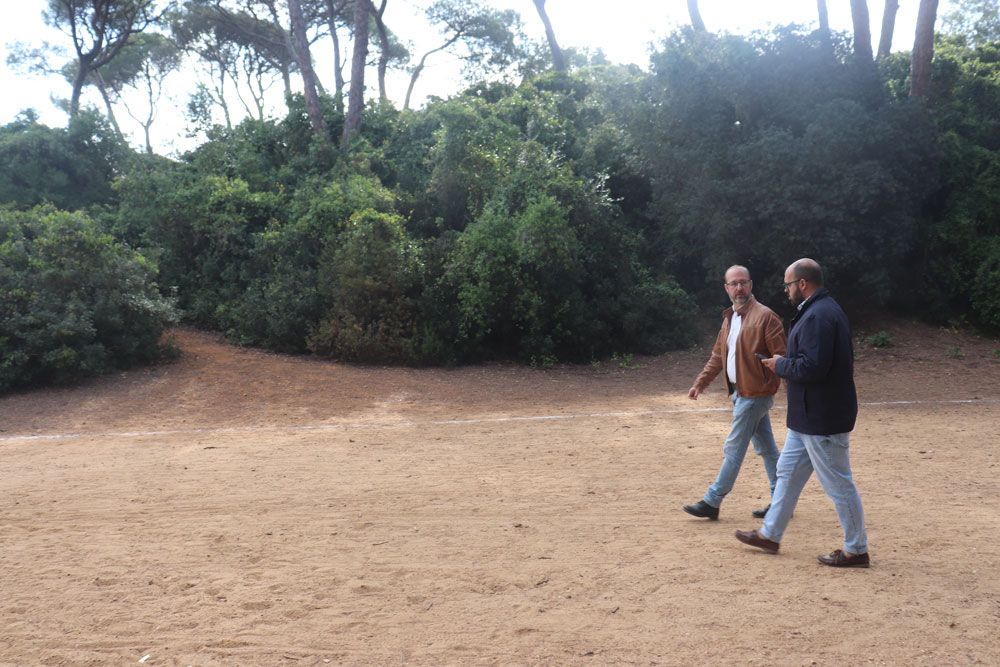 Los delegados municipales Carlos Salguero y Manuel Izco visitando el Pinar de Las Canteras de Puerto Real.