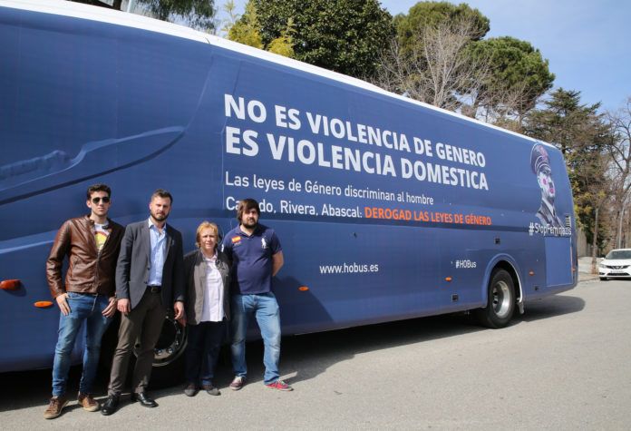 Miembros del equipo y voluntarios de HazteOir.org en Barcelona con el autobús contra las leyes de género. FOTO: HAZTE OÍR. 