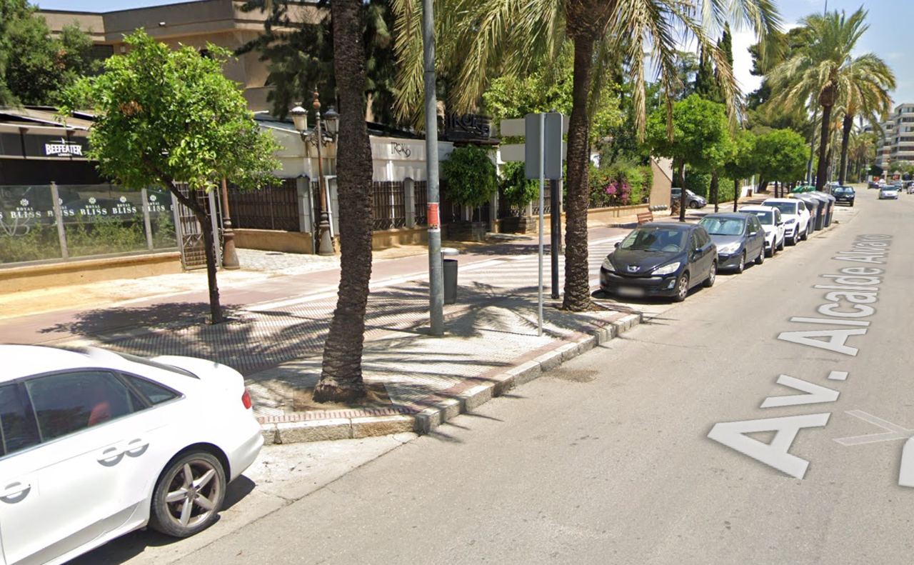 Dejan tuerto con un cristal a un joven junto a un local de copas de Jerez y salen huyendo. Zona de copas de la Avenida Álvaro Domecq, en Jerez, en una imagen de Google Maps.