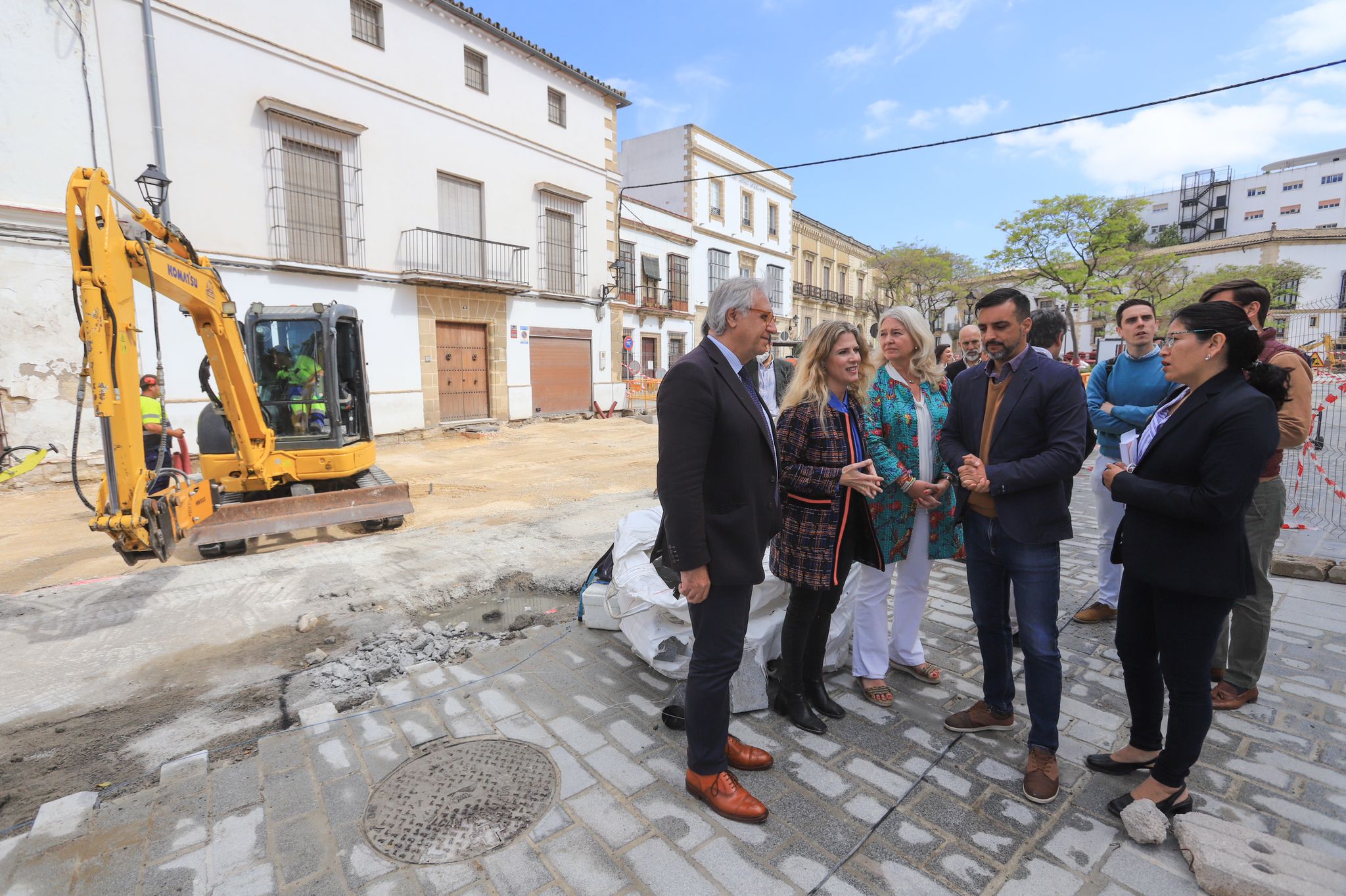 Un momento de la visita de responsables municipales y de la Junta a las obras del Eje Arroyo-San Dionisio, en Jerez.