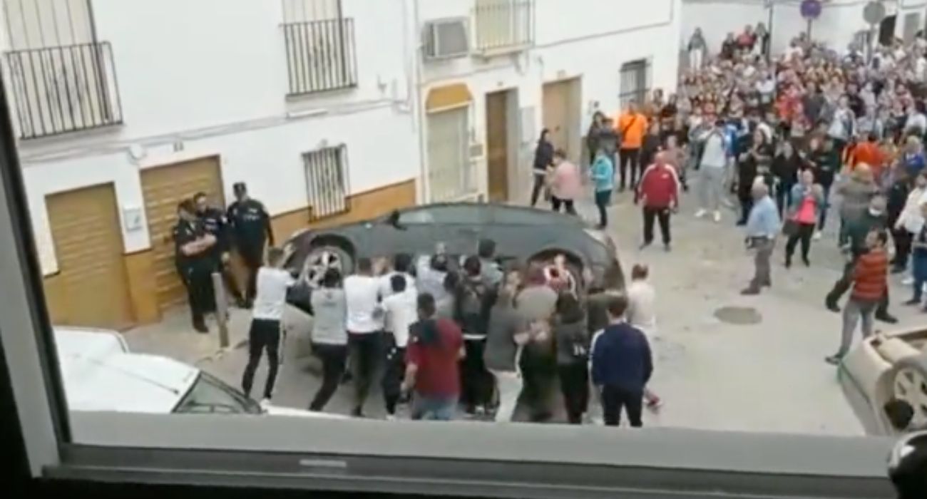 Los vecinos vuelcan un coche en Casariche.