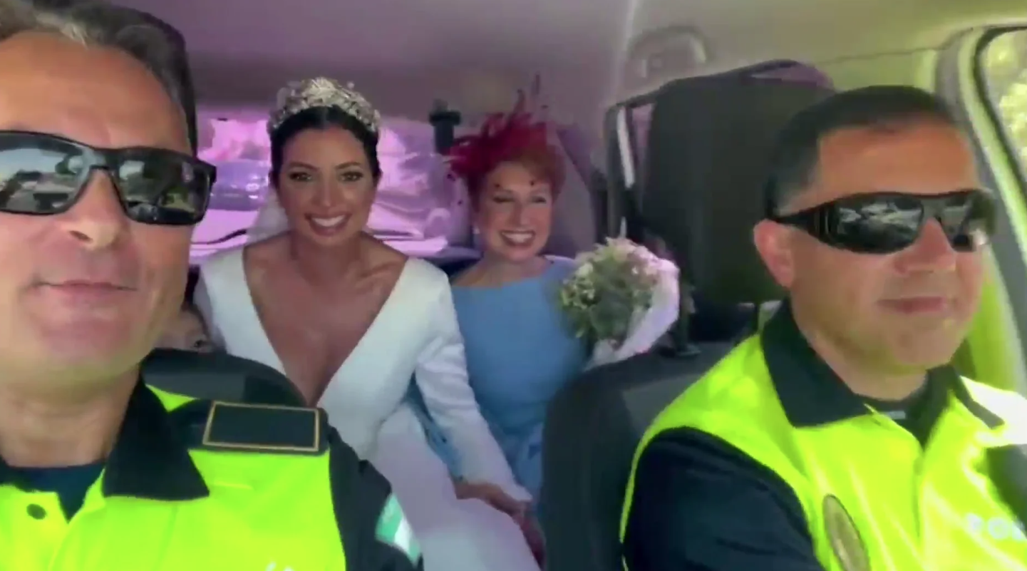 Los dos policías locales de Málaga que llevaron a Lidia hasta su boda.
